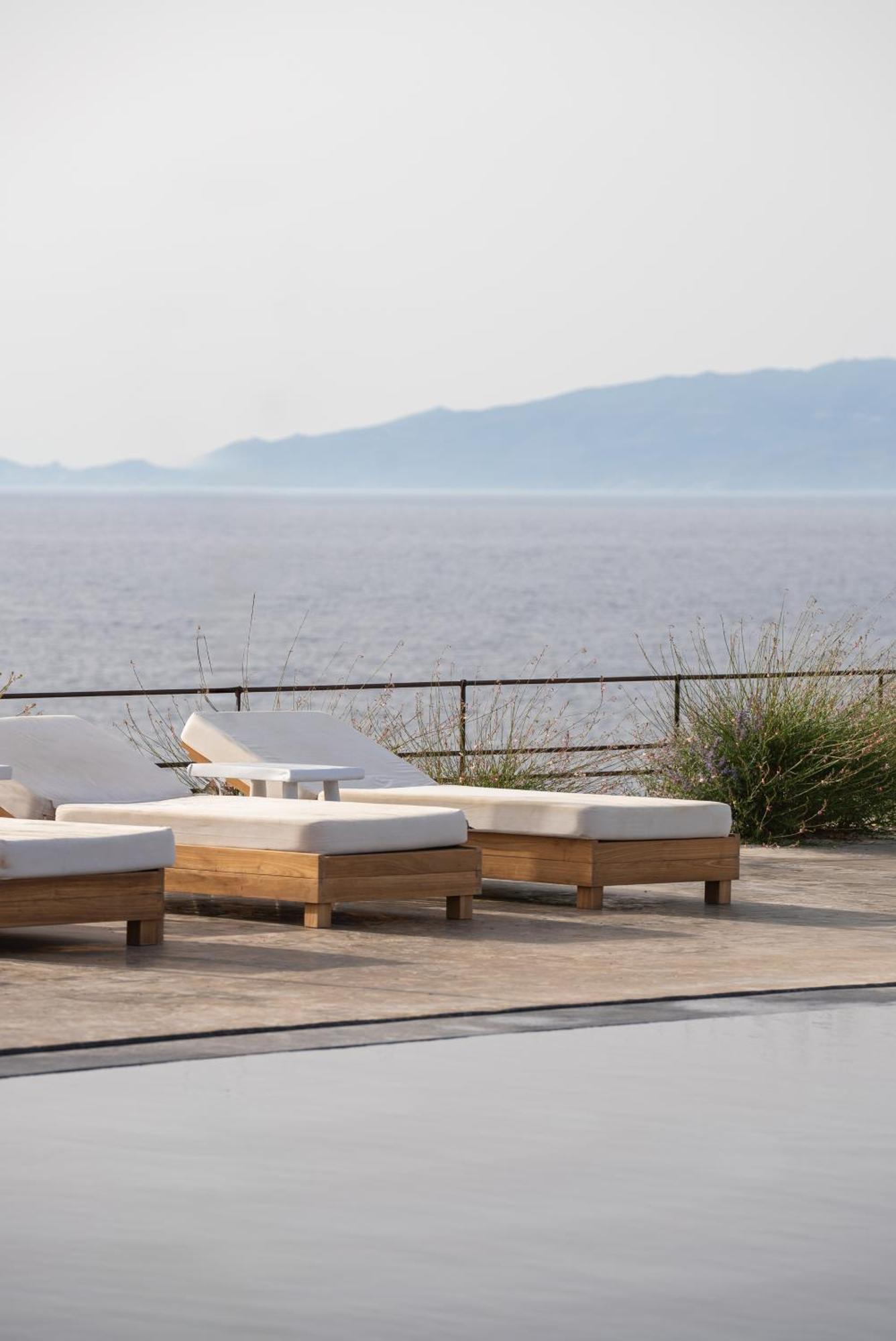 Colombos Beachfront Foinikiá Екстериор снимка