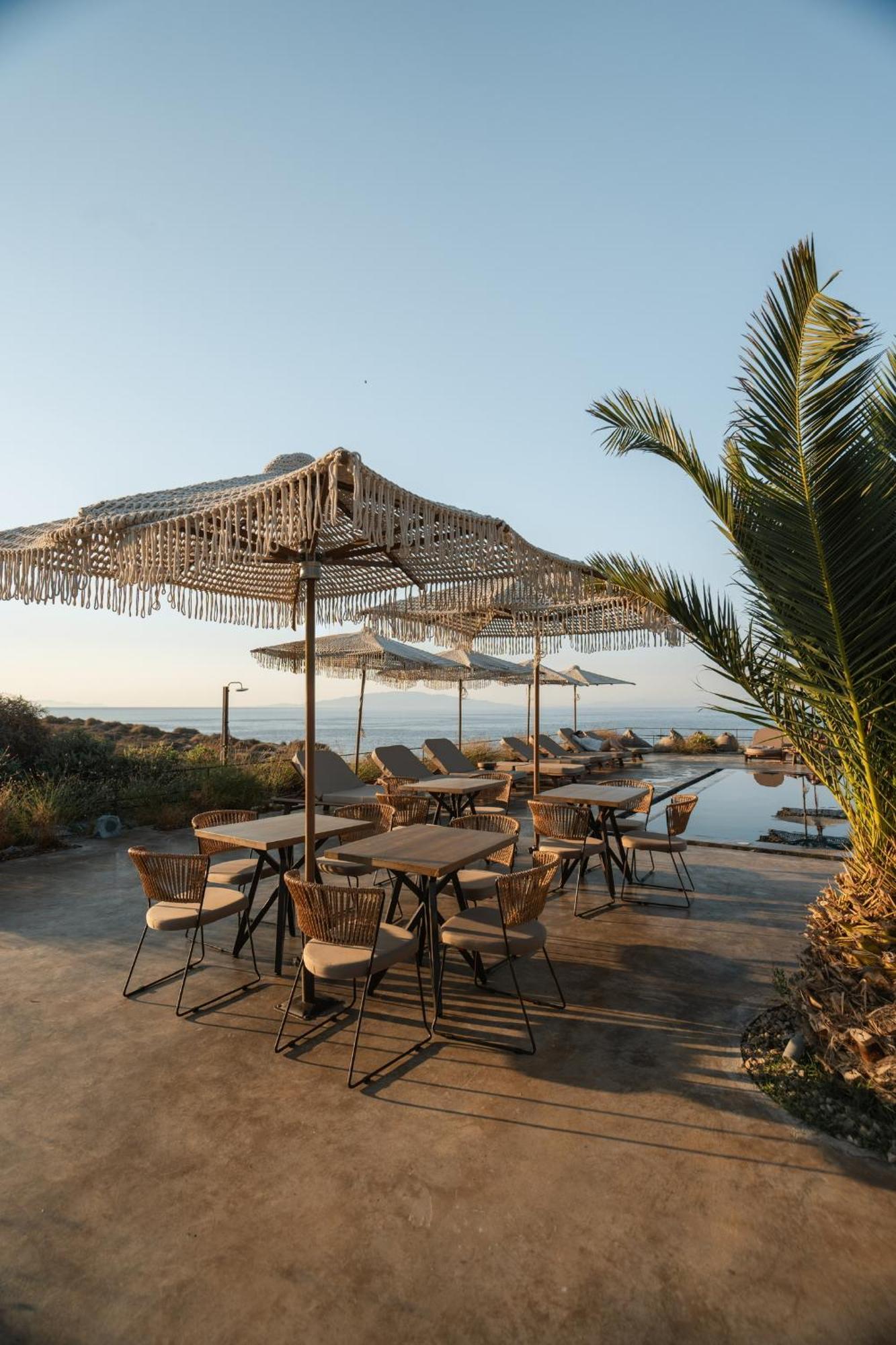 Colombos Beachfront Foinikiá Екстериор снимка