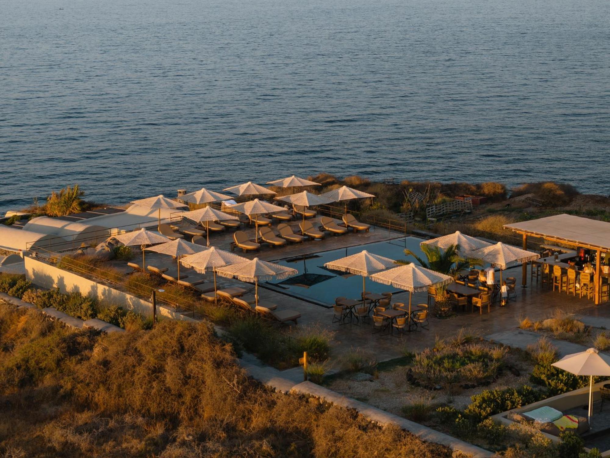 Colombos Beachfront Foinikiá Екстериор снимка
