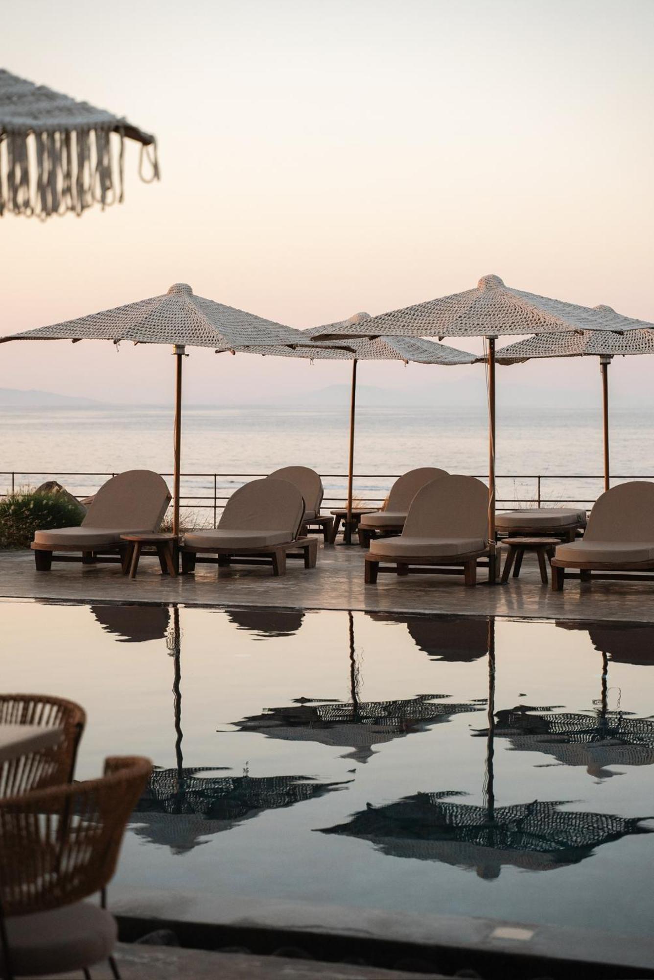 Colombos Beachfront Foinikiá Екстериор снимка