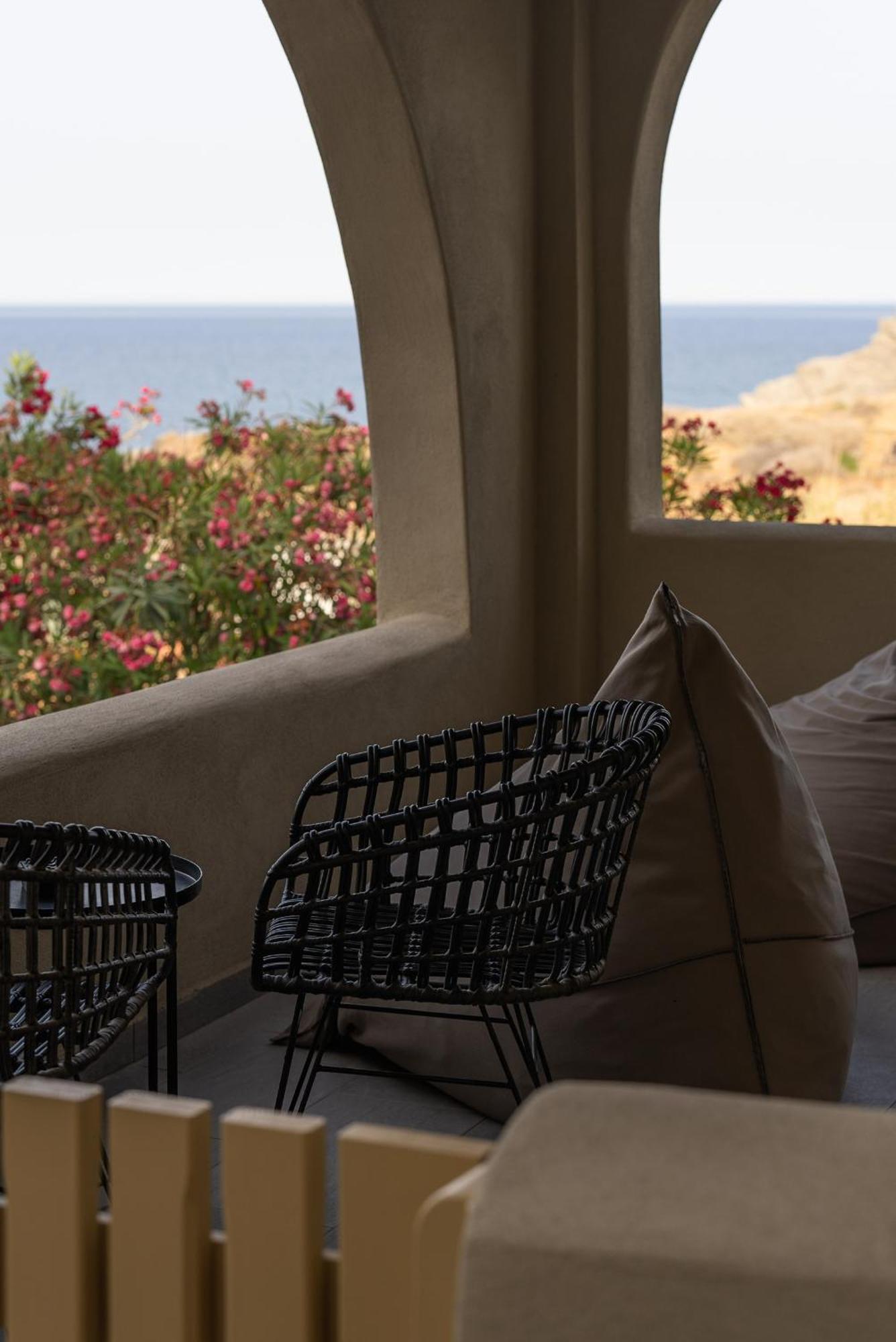 Colombos Beachfront Foinikiá Екстериор снимка