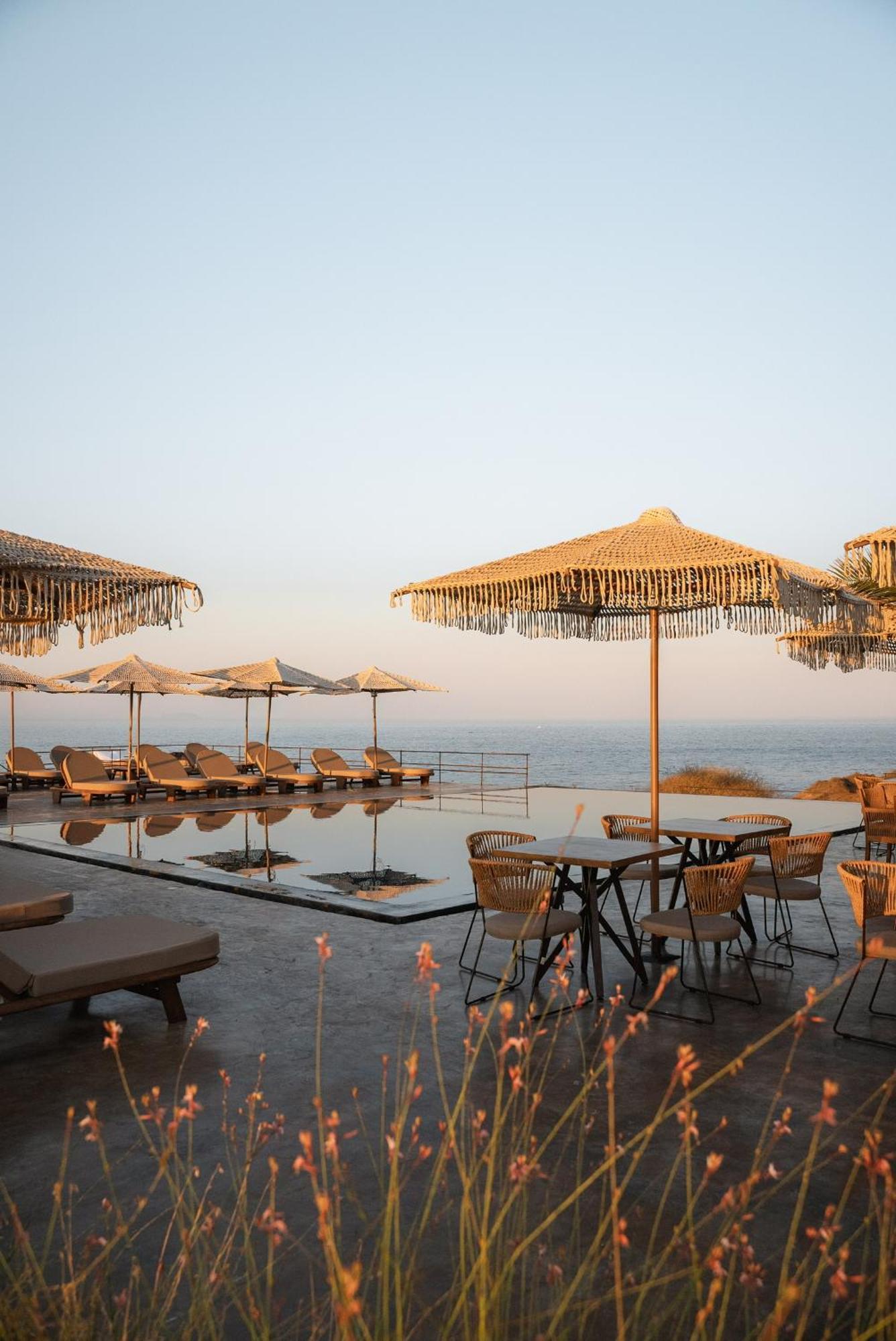 Colombos Beachfront Foinikiá Екстериор снимка