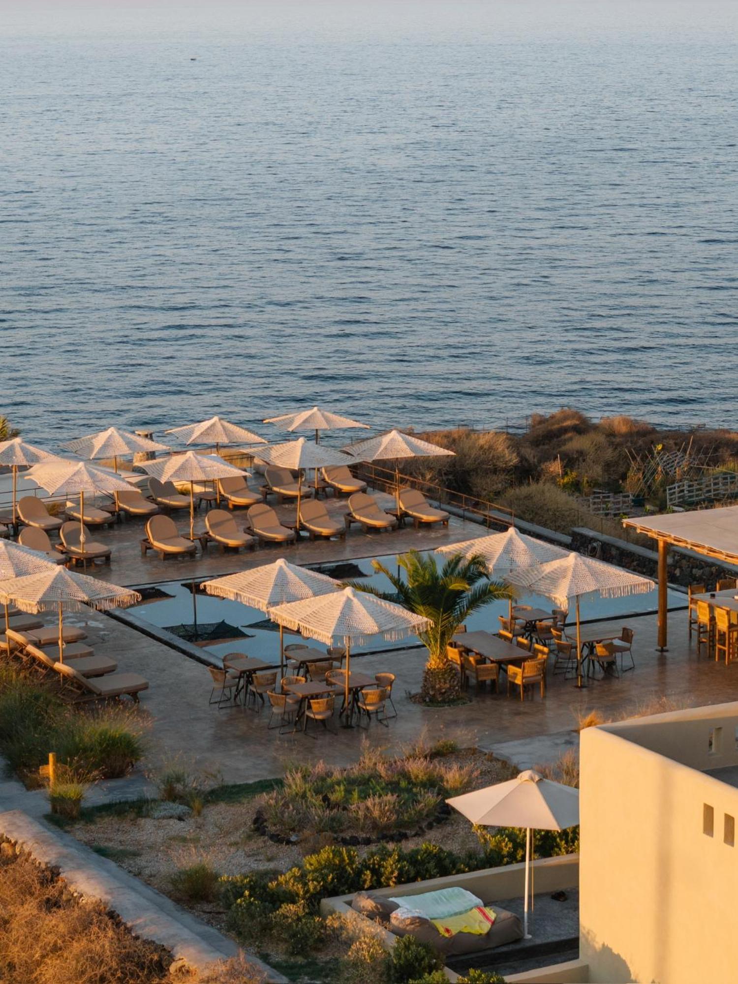 Colombos Beachfront Foinikiá Екстериор снимка